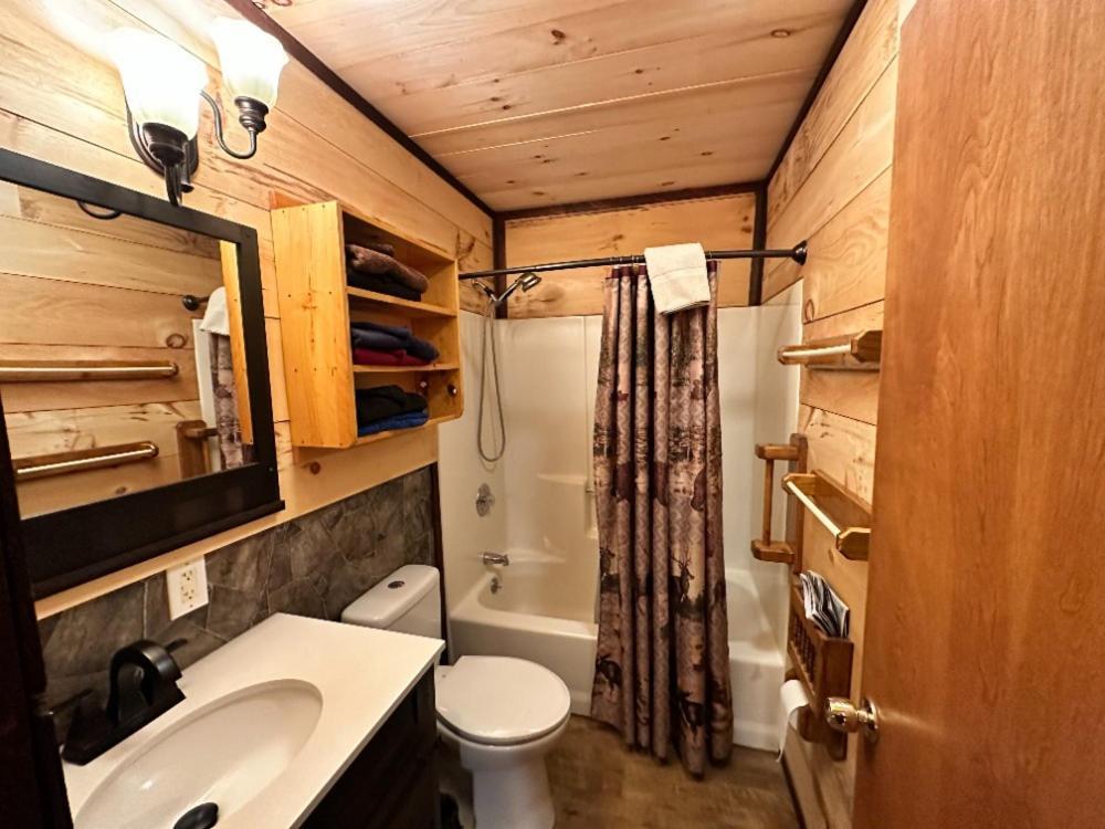 Best Bear Lodge & Campground Irons Eksteriør billede