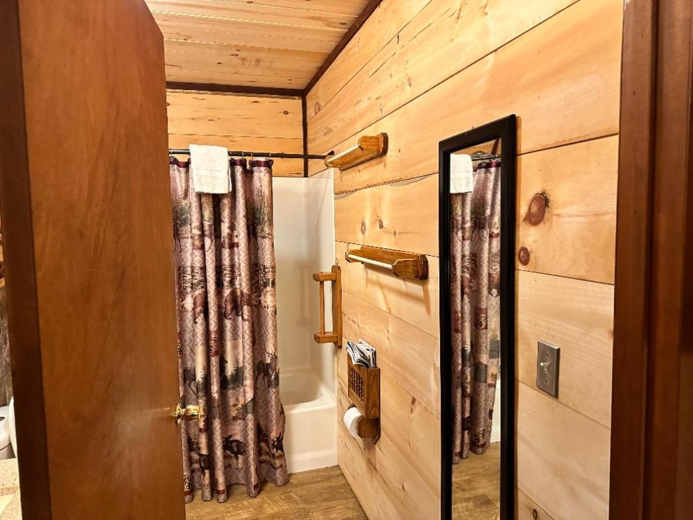 Best Bear Lodge & Campground Irons Eksteriør billede